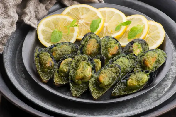 Meeresfrüchte-Miesmuscheln mit Zitrone und Knoblauch — Stockfoto