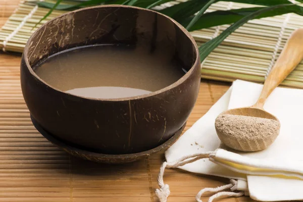 Bebida de kava hecha de las raíces de la planta de kava mezclada con wate — Foto de Stock