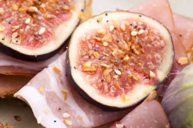 Prosciutto, incir ve zeytinyağlı sandviç.