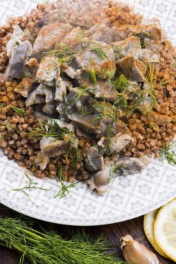 Hindili mideler, sebzeler ve karabuğday kasesi.