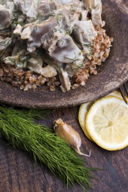 Hindili mideler, sebzeler ve karabuğday kasesi.