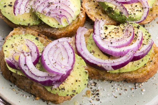 Sandwich Mit Frischer Avocado Und Zwiebeln Auf Einem Teller — Stockfoto