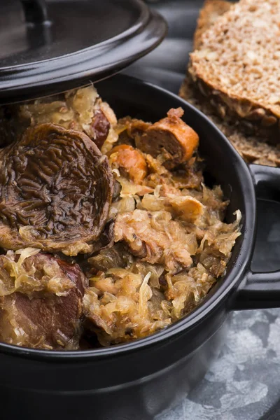 Traditionele Poolse Zuurkool Bigos Met Champignons Pruimen Voor Kerstmis — Stockfoto