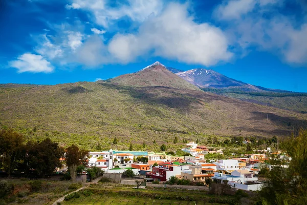 Santiago del teide Stadt mit dem Vulkan im Hintergrund — Stockfoto
