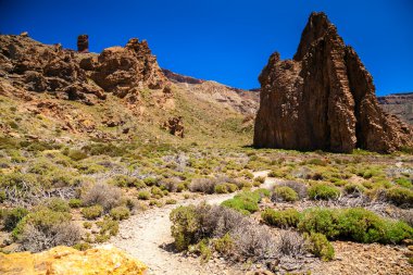 büyük kayanın üzerinde yürüyüş yolu, Teide Milli Parkı