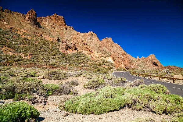 Landschaft mit Klippen und Landstraße — Stockfoto