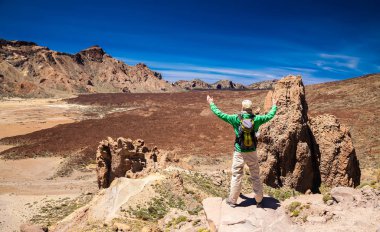 turist adam Liano de Ucanca'ya dağlar, açılan silah ile