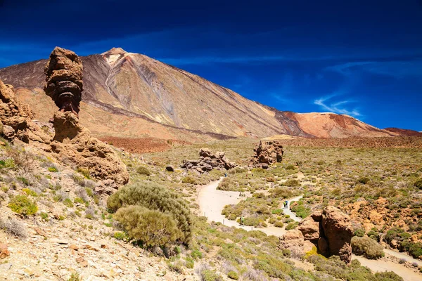 Roque Cinchado ze słynnym wulkanem góry Pico del Teide — Zdjęcie stockowe