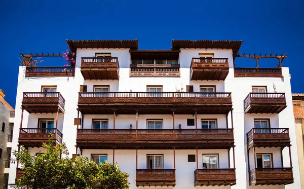 Antigua casa con hermosos balcones de madera —  Fotos de Stock