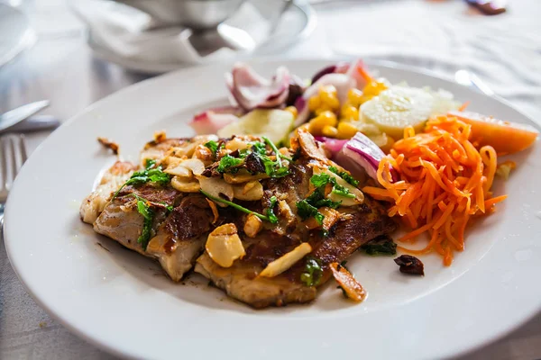 Roasted white fish with garlic — Stock Photo, Image