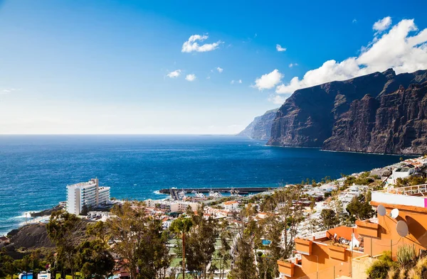 Luchtfoto landschap van Los Gigantes resort stad — Stockfoto