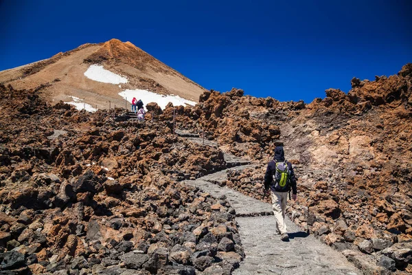 Man going to the top of the volcano Teide — Stock Photo, Image