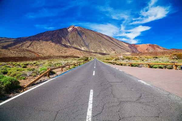 Long asphalt road to the mount Teide — Stock Photo, Image