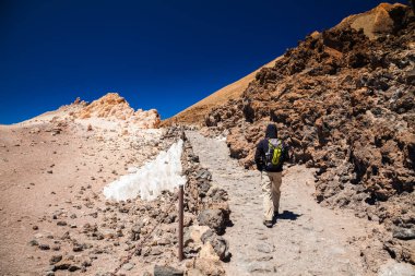 Teide yanardağı üst kısmında hiking turist adam