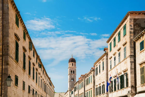 Edificios en la calle principal Stradun en Dubrovnik — Foto de Stock