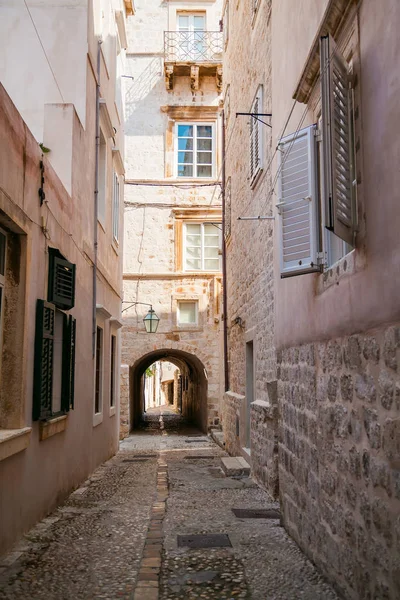 Acogedora calle estrecha en el casco antiguo de Dubrovnik — Foto de Stock