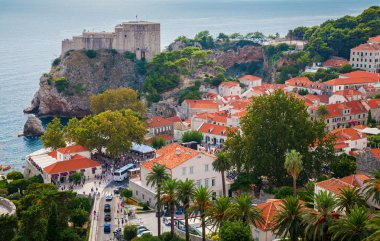 Fort Lovrijenac ile eski şehir Dubrovnik