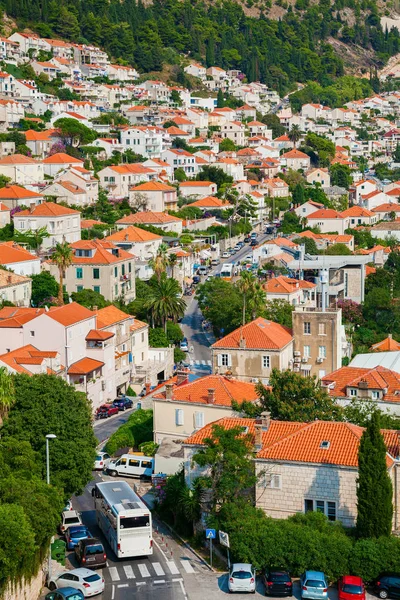 La calle con pequeñas casas en el centro de Dubrovnik — Foto de Stock