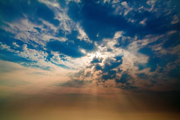 Céu azul e laranja com raios de luz — Fotografia de Stock