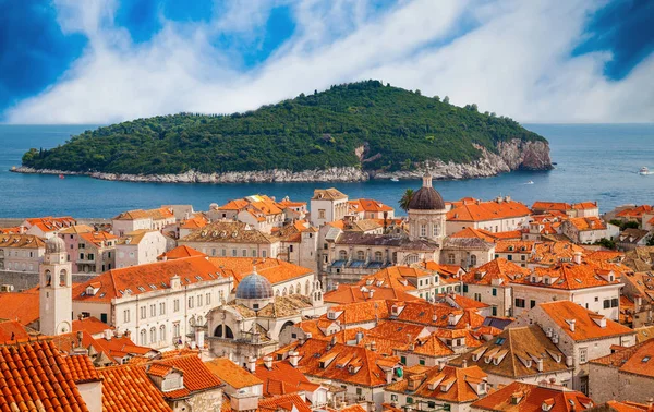 Dubrovnik casco antiguo con isla Lokrum en una distancia — Foto de Stock