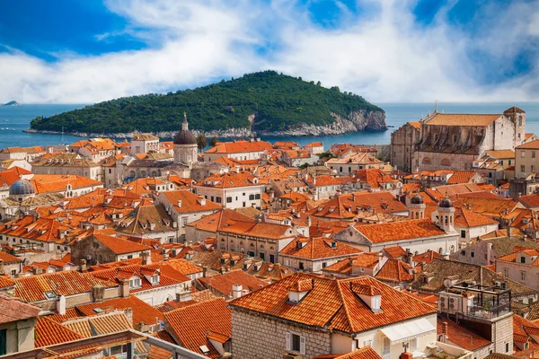 Dubrovnik Casco antiguo e isla Lokrum en un segundo plano — Foto de Stock