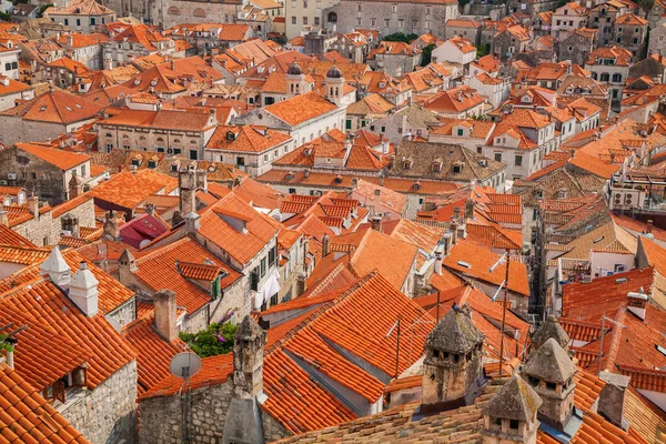 Röda tegeltak i gamla stan i Dubrovnik — Stockfoto
