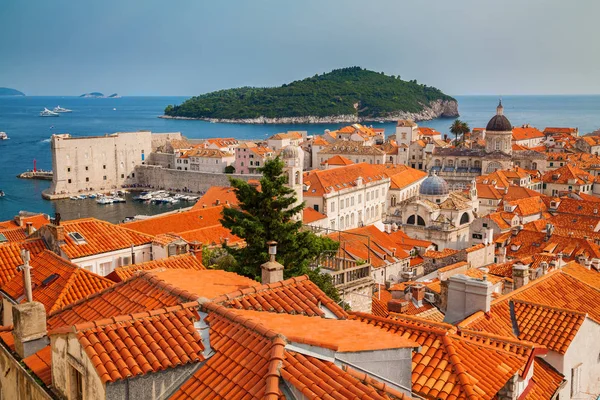 Arquitectura del casco antiguo de Dubrovnik y la isla de Lokrum — Foto de Stock