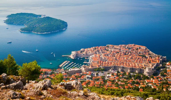 De middeleeuwse oude stad Dubrovnik en Lokrum island — Stockfoto