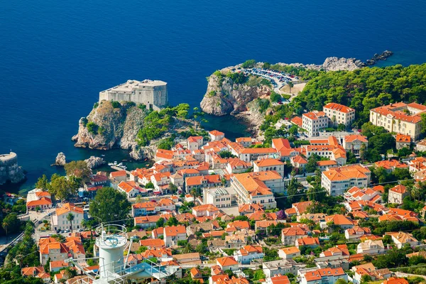 Vista aérea da parte da cidade velha de Dubrovnik com Fort Lovrijen — Fotografia de Stock