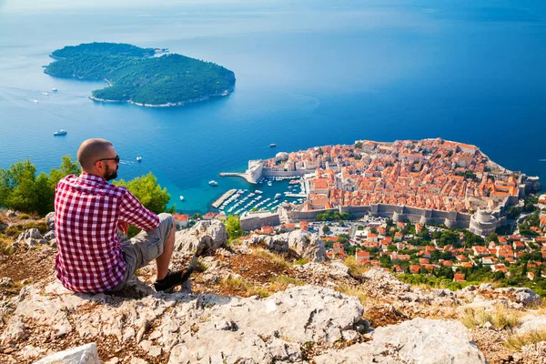 Turista mirando hacia el casco antiguo de Dubrovnik — Foto de Stock