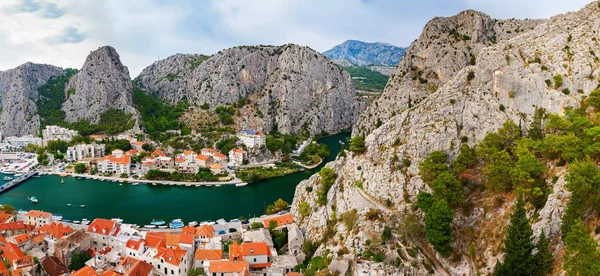 Paisagem panorâmica da pequena cidade Omis — Fotografia de Stock