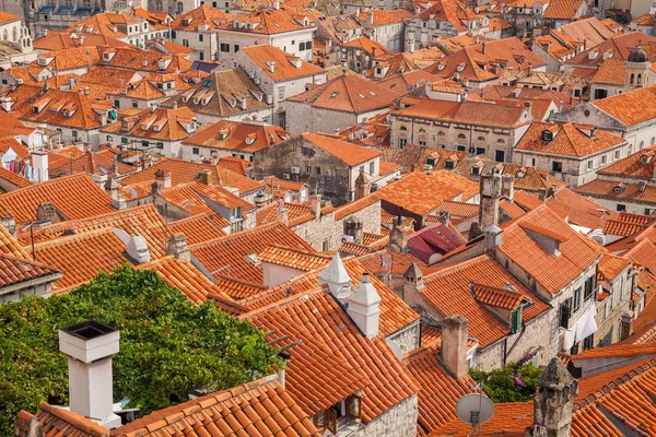 Vista das muralhas da cidade para os telhados vermelhos na cidade velha de Dub — Fotografia de Stock