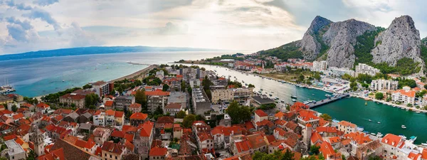 Panoramic landscape of the town Omis — Stock Photo, Image
