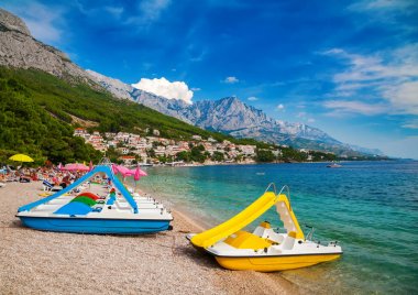 Brela içinde güzel bir plajda katamaran