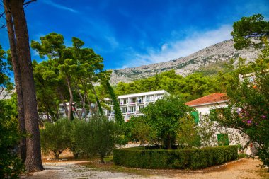 küçük bir köyde Brela manzara