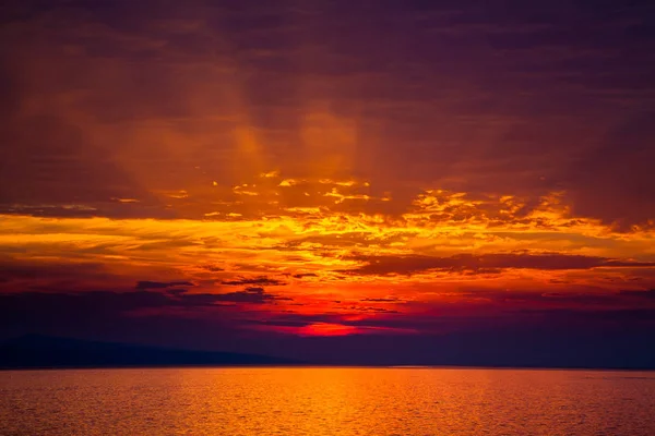 Ondergaande zon met zonnestralen — Stockfoto