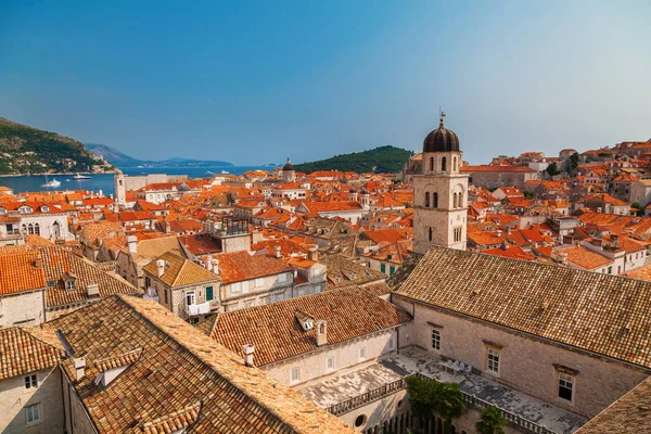 Tejados de azulejos rojos en el casco antiguo de Dubrovnik — Foto de Stock