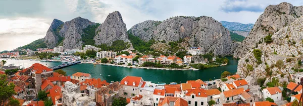 Paisaje panorámico aéreo de la ciudad Omis — Foto de Stock