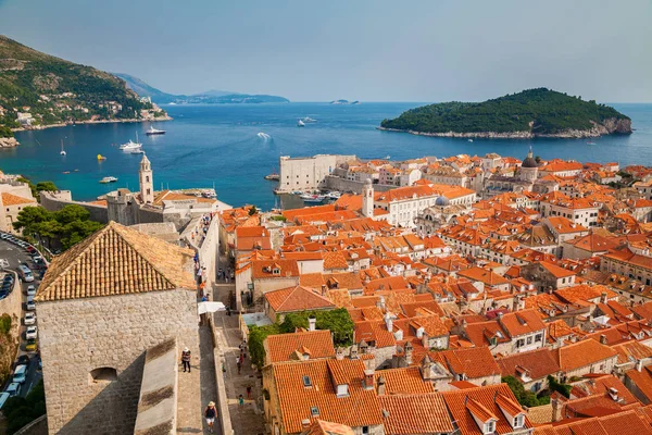 Vista aérea da cidade velha de Dubrovnik de suas paredes da cidade — Fotografia de Stock