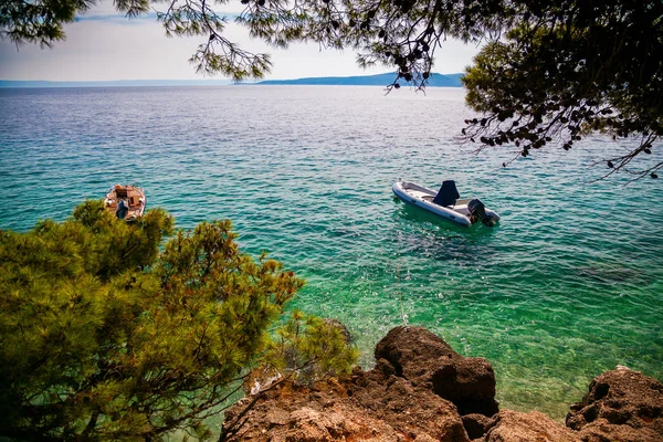 Boote in der Nähe der Küste in einem kleinen Dorf brela — Stockfoto