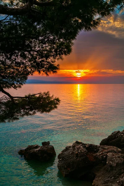 Puesta de sol en un pequeño pueblo Brela — Foto de Stock