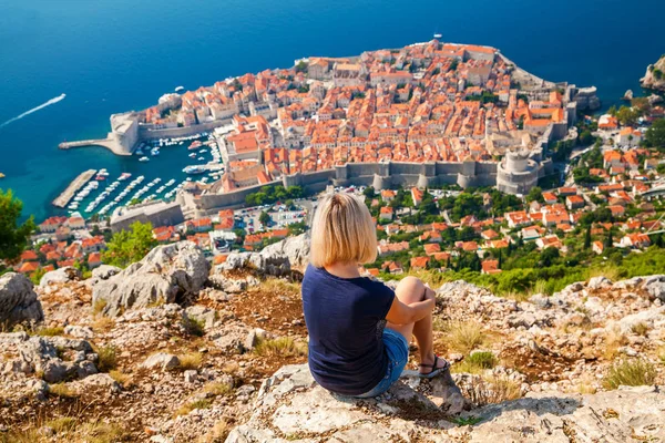 Mujer irreconocible mirando el casco antiguo de Dubrovnik — Foto de Stock