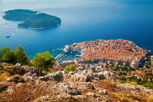 Dubrovnik Casco antiguo y la isla de Lokrum — Foto de Stock