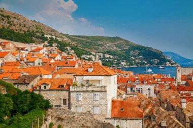 Dubrovnik eski kentte kırmızı çatılar ile küçük evler