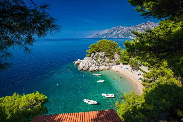 Vue aérienne de la petite plage de Podrace à Brela — Photo