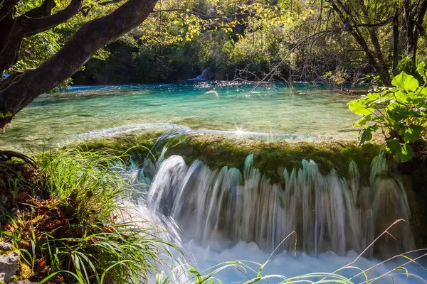 Pequena cachoeira no Parque Nacional dos Lagos de Plitvice — Fotografia de Stock
