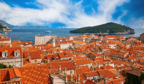 Dubrovnik techos rojos e isla verde Lokrum — Foto de Stock