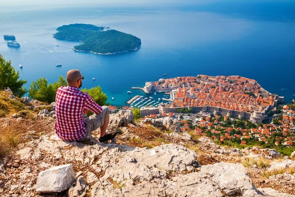 Hombre disfrutando de hermosa vista de Dubrovnik — Foto de Stock