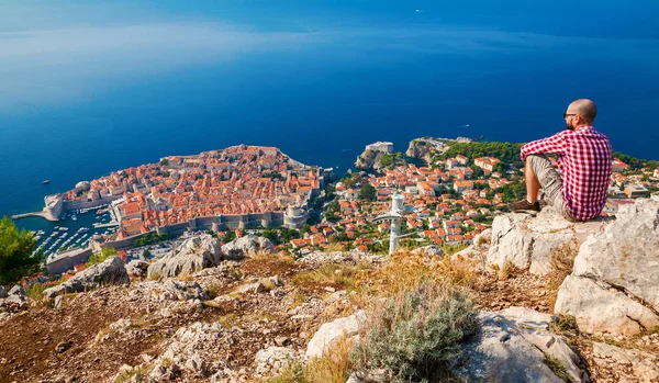 Homem desfrutando Dubrovnik de cima — Fotografia de Stock