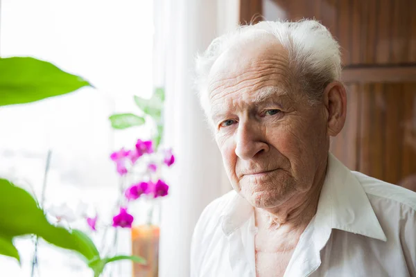 Old man at home — Stock Photo, Image